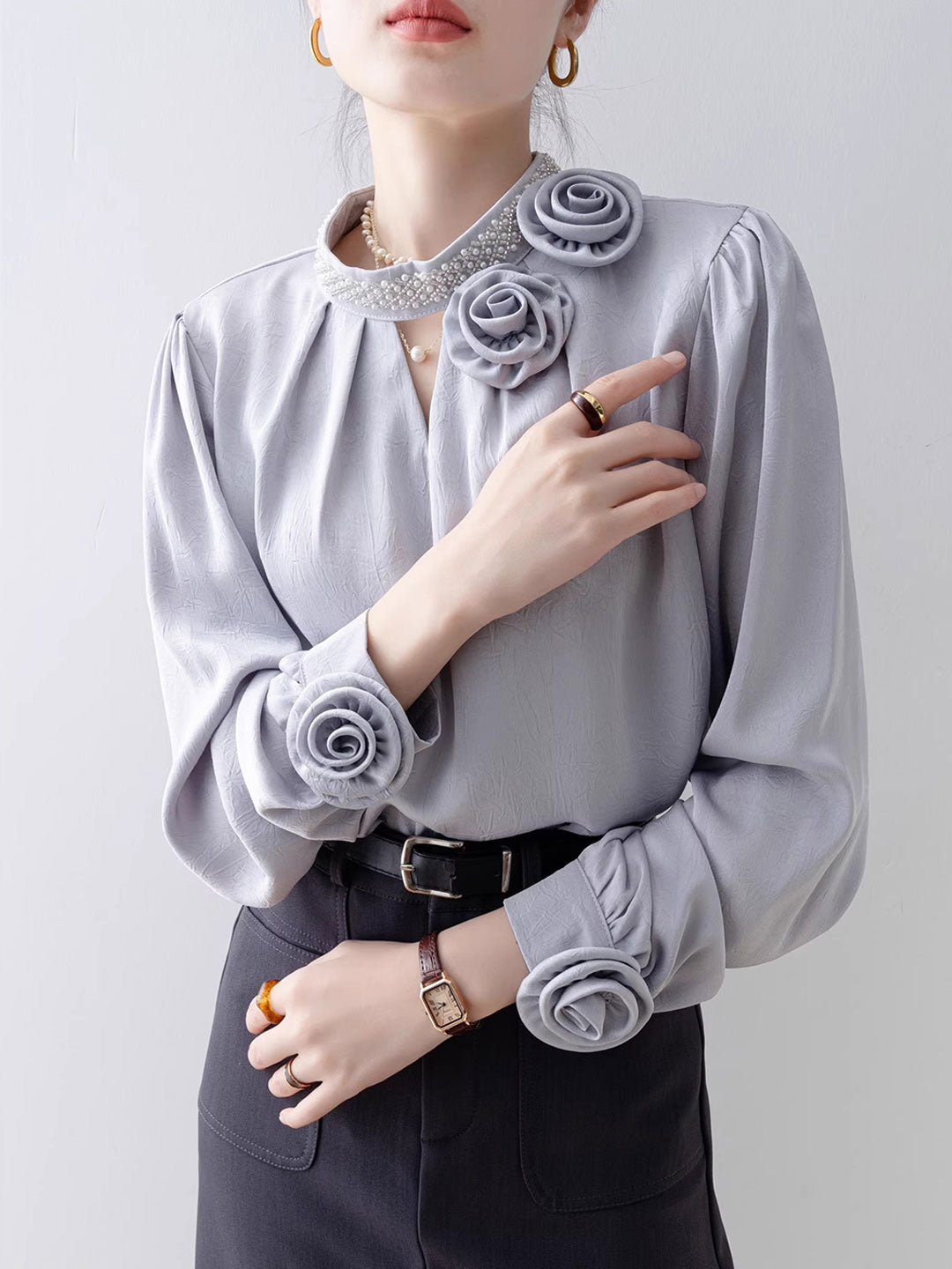 Blusa in Raso con Dettaglio Floreale | Elegante & Sofisticata | Perfetta per Occasioni Speciali