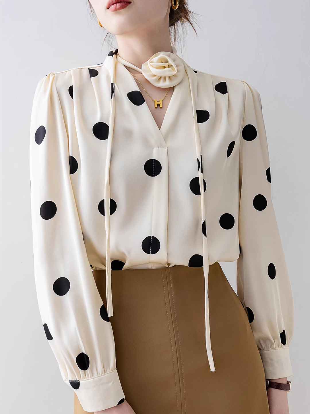 Blusa a Pois con Fiocco | Elegante & Retrò | Stile Sofisticato